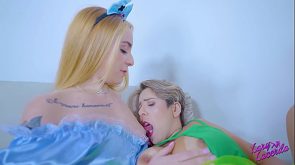 Play MP4 - ALICE NO PA&Iacute;S DA PUTARIA&comma; ALICE E SININHO BRINCANDO COM O CUZINHO - AS RAINHAS DO ANAL