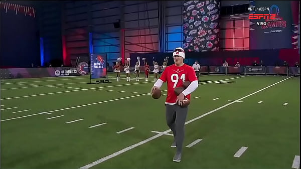 Homens jogam bola uns nos outros