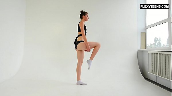 Play MP4 - Talented and shy brunette Sinichka