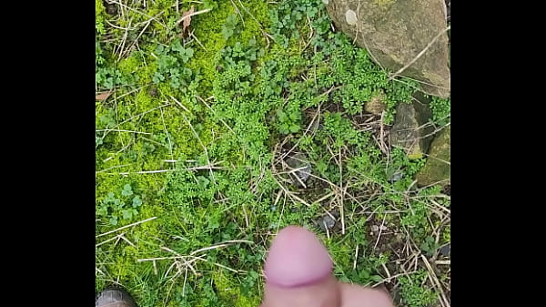 Belle ejac dans la nature