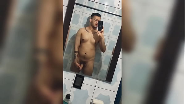 Hetero Vergon Masturbando Sus 18cm De Verga En El Ba&ntilde;o ! thumbnail