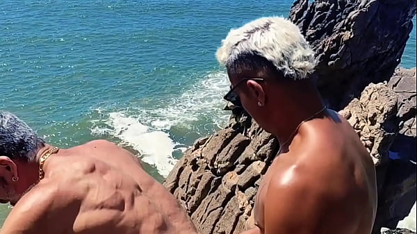 Orgia Pescadores Nativos Nas Pedras Da Praia Dos Namorados. thumbnail