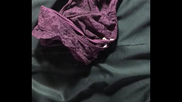 Play MP4 - 射在酒紅色蕾絲內褲上 分泌物多