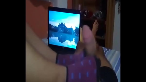 Me Encanta Masturbar A Mi Novio Con Mis Pies. Despu&eacute;s Me Trago Todo Su Semen Mientras Le Mamo La Polla thumbnail