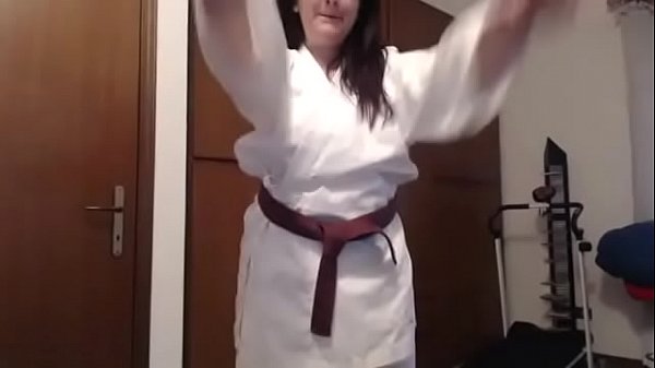 Play MP4 - La tua ragazza &egrave; una giovane karateka e ti spacca il culo a di calci