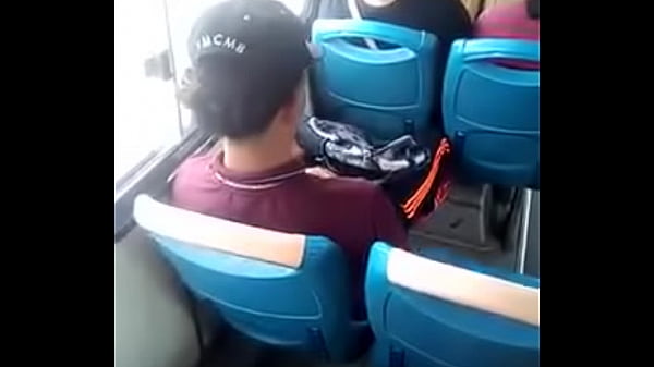 Ense&ntilde;ando verga en bus 