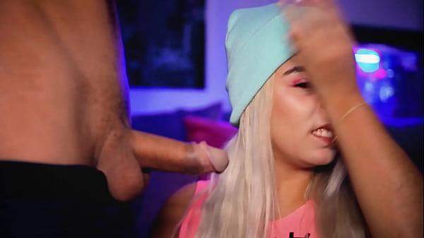 Cute-faced webcamergirl enjoys her boyfriend's cock in her mouth_while everyone watches