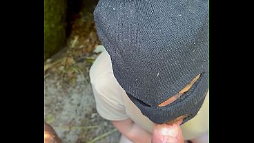 Dois ativos se pegando nas trilhas da praia 