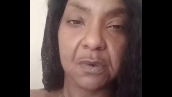 Rachelle Newmuis takes_a shower