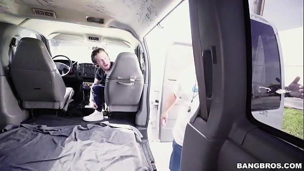 La t&iacute;a gets on the bus