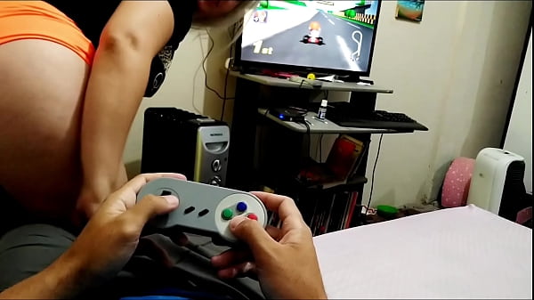 Play MP4 - Prima gostosa sentando no meu colo enquanto jogo v&iacute;deo game