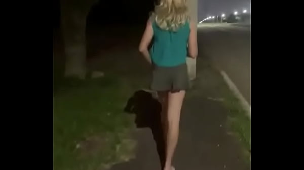 Uma provocadinha b&aacute;sica no passeio a noite pelas rua de curitiba com femeazinhacd 