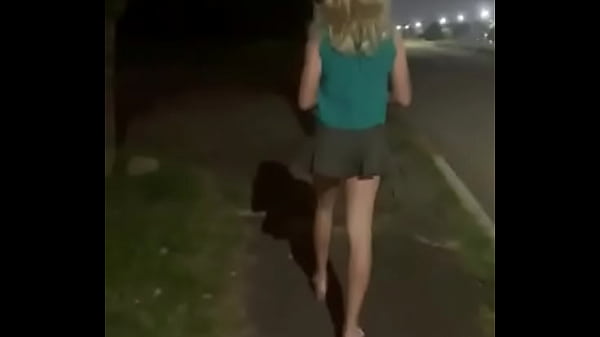 Uma provocadinha b&aacute;sica no passeio a noite pelas rua de curitiba com femeazinhacd 