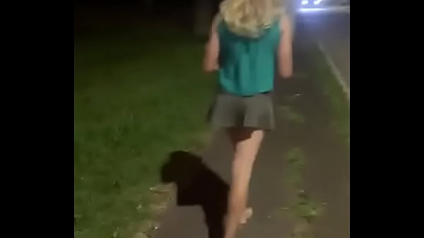 Uma provocadinha b&aacute;sica no passeio a noite pelas rua de curitiba com femeazinhacd