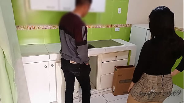 Play MP4 - Milf cachonda pide a fontanero que le destape la ca&ntilde;eria&colon; cuando llega el fontanero no se aguanta y me pega una follada con su gran polla caliente y me termina adentro&comma; le pido que venga siempre que no este mi esposo