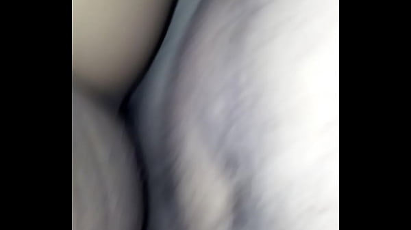 Casada d&aacute_ a buceta pro comedor enquanto marido corno trabalha