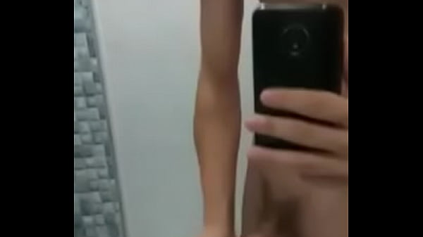 Mlk de condom&iacute;nio batendo uma 