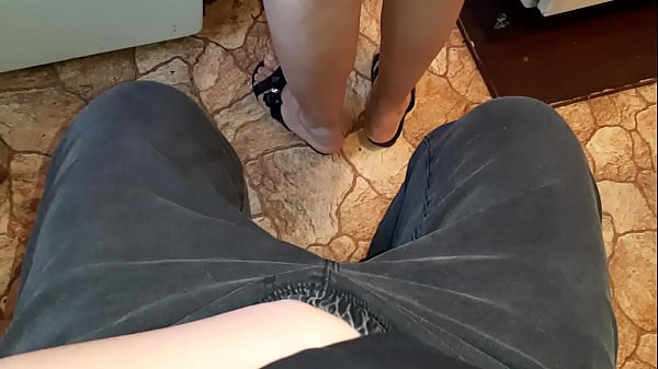 Play MP4 - I jerk off to my neighbor in the kitchen while she is preparing dinner