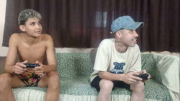 Play MP4 - Ensinando meus enteados virgem a transar