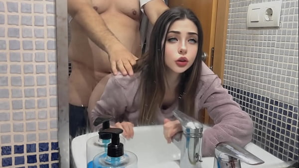 Play MP4 - C&oacute;mo me follan en el ba&ntilde;o&comma; que delicioso