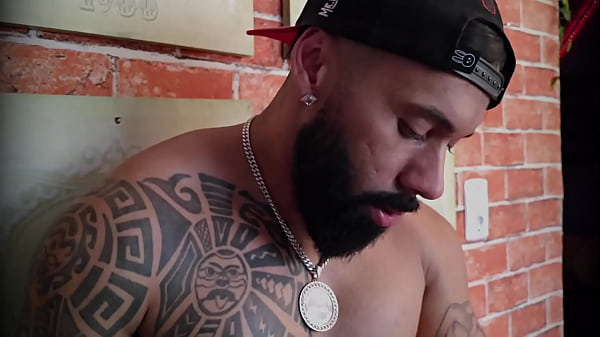 Gostoso Tatuado Sentando Na Rola E Leite thumbnail