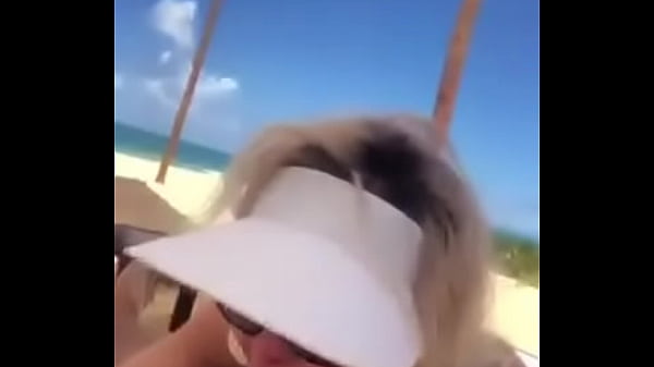 oral no sufista na praia dos nativos na praia 