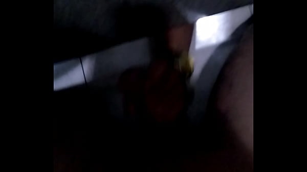 Punhetando novinho no banheirao 