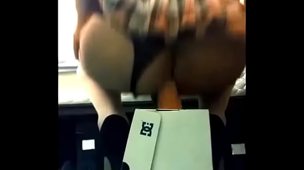 Play MP4 - Travesti con su dildo y tacones