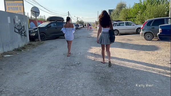Two girls_walk in public without panties and show pussies
