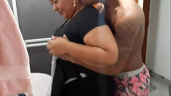 Le pido a esta rica morena que chupe mi verga, ella lo hace muy bien 