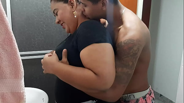 Play MP4 - Interrumpo a la se&ntilde;ora del servicio mientras lava el ba&ntilde;o para que me de una deliciosa mamada