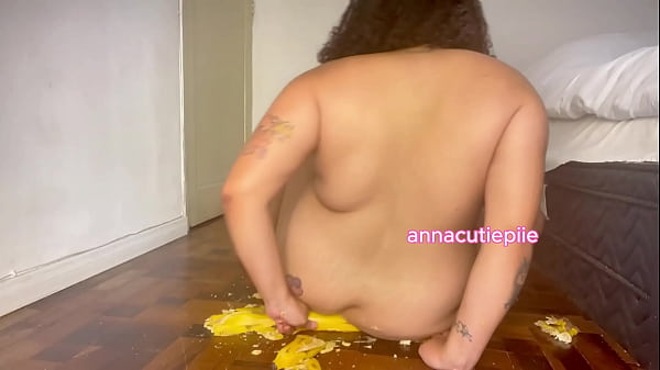 Bbw crushing and destroying bananas with big fat ass 