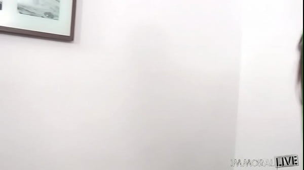 Nonton Cindy Loarn Shows The Boys In Budapest thumbnail