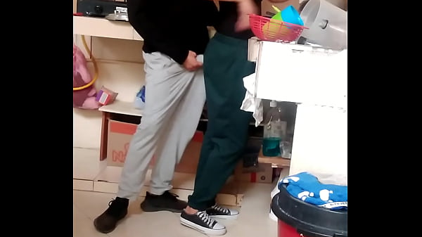 Llego a casa con_ganas defollar_y encuentro a mimadrastra cocinando