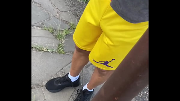 Ofereci Uma Grana Pro Vizinho Casado Me Fuder. Pau Tava Marcando No Short. - Completo thumbnail