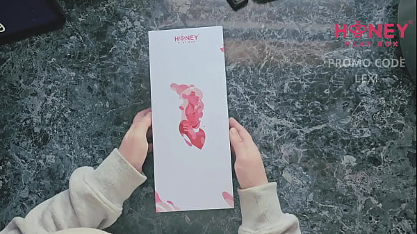Nonton Lexi Buys Dan A Present... Honey Playbox Toy! thumbnail