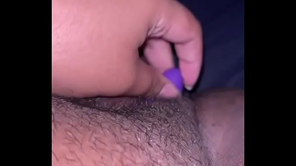 Socando o vibra na bucetinha melada 