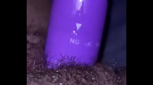 Socando o vibra na bucetinha melada 