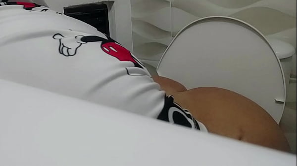 ATRAPANDO EL HERMOSO CULO DE MI_MADRASTRA EN EL_BAÑO
