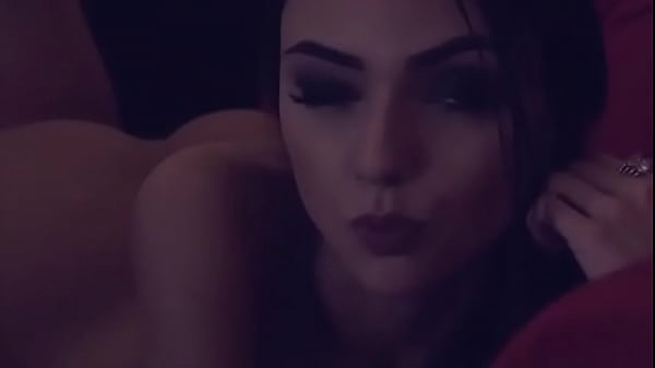 A gostosa da Nyvi Estephan se exibindo em um v&iacute;deo 