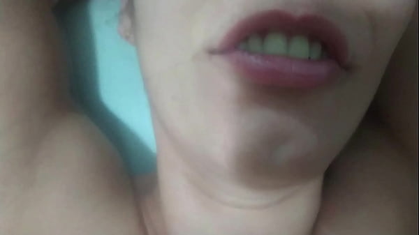 Fui jogar v&iacute;deo game na casa do meu amigo e acabei comendo a m&atilde;e dele que &eacute; uma coroa muito gostosa