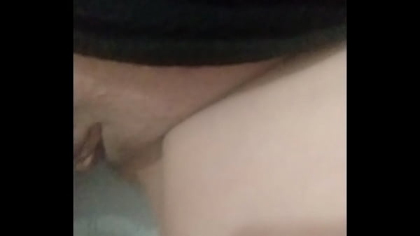 Play MP4 - Mujer meando en el ba&ntilde;o de su casa