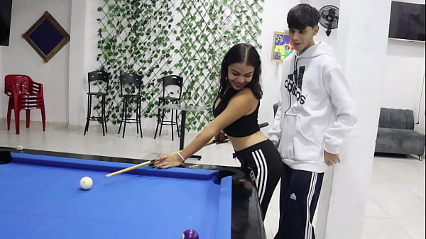 Hermanastropervertido enseña a suhermanastra latina a jugar billar para_despuésfollar_su concha porno_en espanol