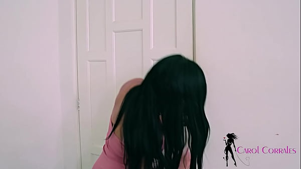 Play MP4 - Carol Corrales zera na balada e chega em casa encontra o imprest&aacute;vel do marido e acaba descontando seu tes&atilde;o nele mesmo - Frotinha Porn Star