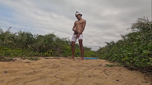 Nuz&atilde;o e jorrando leite ao ar livre 