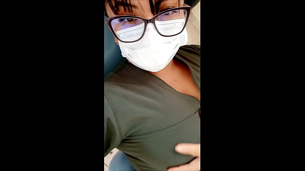 enfermera_del demonio la zorra realiza la_limpiezadel salon de cirugia odontologica y luego se comienza atocar miy sensualmente