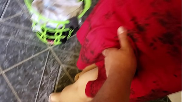 Play MP4 - Marido Safado Filmando sua esposa gravida colocando roupa no varal&comma; vai trabalhar a noite corno&comma; o vizinho vai vir aqui&period; kkk