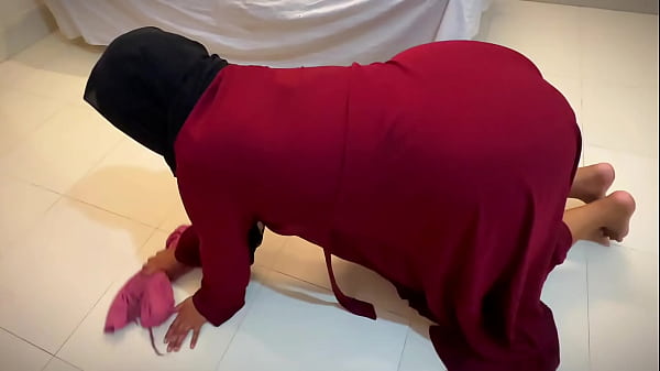 Bbw Arab Booty Hot Curvy Muslim Girl Stuck Under Bed & Want Rough Ass Fuck When She Clean Room! thumbnail