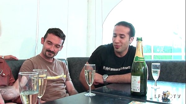 Play MP4 - Sublime blondasse grave defoncee en double penetration vaginal dans un gangbang