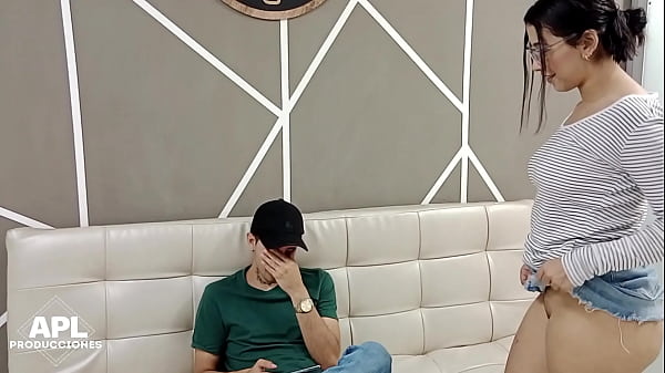 La puta de mi madrastra me da mi reconocimiento por sacar buenas notas en la universidad